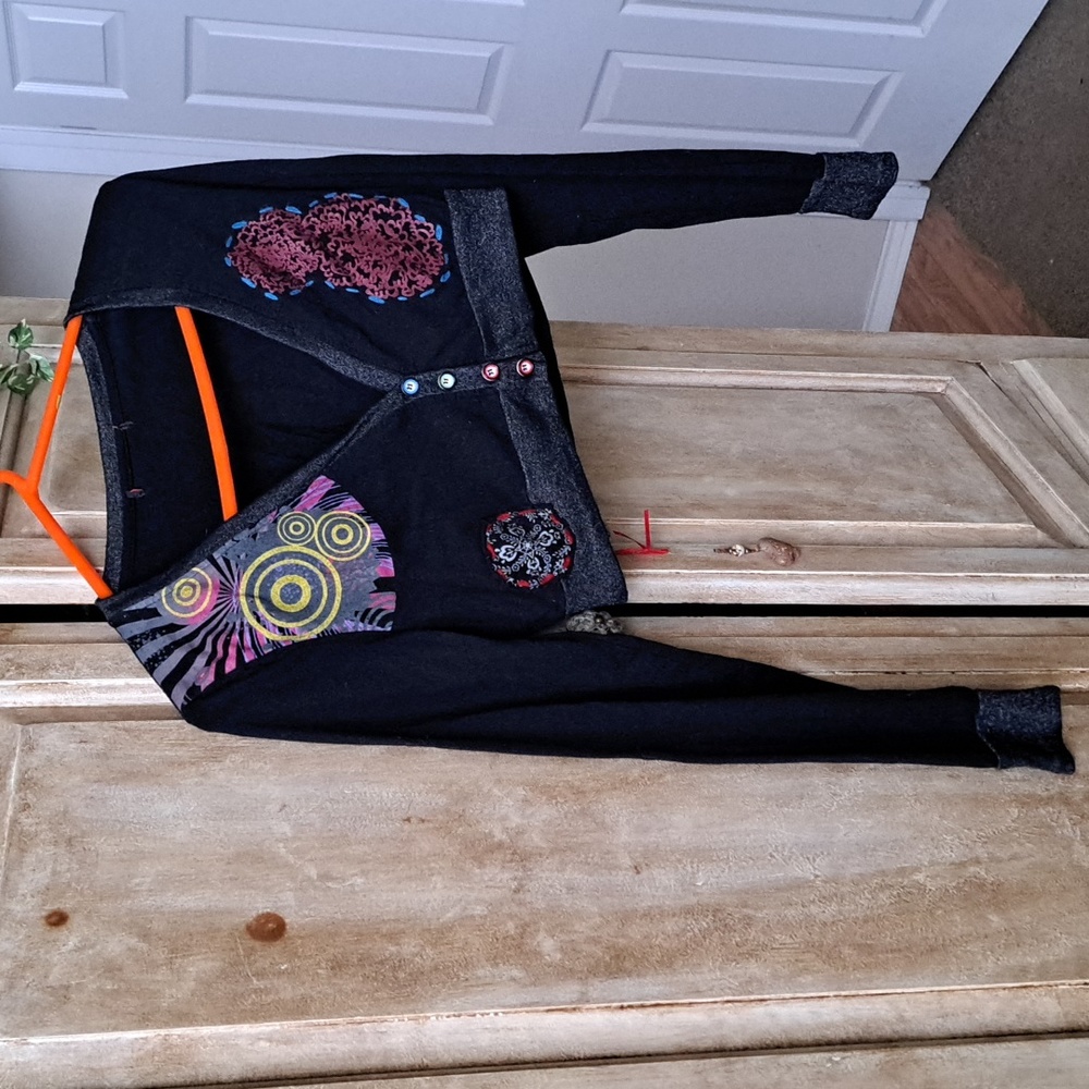 Unique long sleeve crop top .